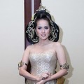 Olla Ramlan di Acara Live Painting Batik Kudus Agnes Budhisurya