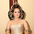 Olla Ramlan di Acara Live Painting Batik Kudus Agnes Budhisurya