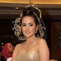 Olla Ramlan di Acara Live Painting Batik Kudus Agnes Budhisurya