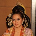 Olla Ramlan di Acara Live Painting Batik Kudus Agnes Budhisurya