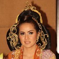 Olla Ramlan di Acara Live Painting Batik Kudus Agnes Budhisurya