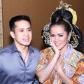 Olla Ramlan dan Aufar Hutapea di Acara Live Painting Batik Kudus Agnes Budhisurya