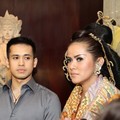 Olla Ramlan dan Aufar Hutapea di Acara Live Painting Batik Kudus Agnes Budhisurya