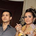Olla Ramlan dan Aufar Hutapea di Acara Live Painting Batik Kudus Agnes Budhisurya