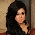 Syahrini di Acara Live Painting Batik Kudus Agnes Budhisurya