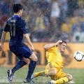 Samir Nasri dan Taras Mikhalik Berebut Bola di Perancis vs Ukraina Euro 2012