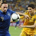 Franck Ribery Merebut Bola dari Taras Mikhalik di Perancis vs Ukraina Euro 2012