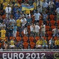 Suporter Euro 2012 Tetap Bersemangat Meski Hujan Lebat Saat Perancis Melawan Ukraina