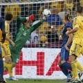 Andriy Pyatov dari Ukraina Menyelamatkan Gawang Saat Melawan Perancis di Euro 2012