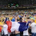 Suporter Perancis dan Ukraina Menyemangati Timnya di Bawah Hujan