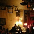 Kafe Madame Claude di Jerman Miliki Dekorasi Properti yang Dipasang Terbalik dan Menggantung