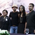 Jason Mraz dan Tim 'Jason Mraz Asia Tour 2012' Saat Jumpa Pers di Jakarta