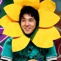 Kangin Dengan Tutup Kepala Berbentuk Bunga