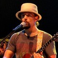 "Selamat malam Indonesia," kata Jason Mraz di Konser 'Tour is a Four Letter Word'