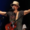 Jason Mraz Tampil Full Band di Konser 'Tour is a Four Letter Word'