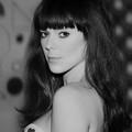 Lenka Dengan Konsep Foto Hitam Putih