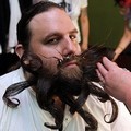 Kumis dengan Tema Ikal Modern