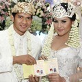 Iko Uwais dan Audy Item Tunjukkan Buku Nikah