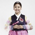 Kwon Ri Sae Dengan Busana Tradisional Korea