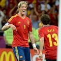 Fernando Torres dan Juan Mata Merayakan Keberhasilan Setelah Mencetak Gol di Final Euro 2012