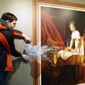 Membantu Menyiram Air ke Lukisan yang Terbakar di Museum Ilusi Optik Korea Selatan
