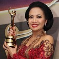 Sundari Soekotjo di AMI Awards 2012