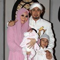 Ustadz Guntur Bumi Bersama Istri dan Anak-Anaknya