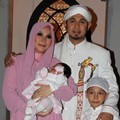 Ustadz Guntur Bumi Bersama Istri dan Anak-Anaknya