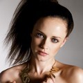 Alexis Bledel Berpose Untuk Majalah WWD