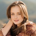 Alexis Bledel Berpose Untuk Majalah Allure