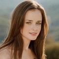 Alexis Bledel Berpose Untuk Majalah Allure