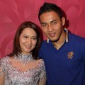 Okie Agustina dan Gunawan Dwi Cahyo Saat Fitting Gaun Pengantin di Eva Bun Wedding Gallery