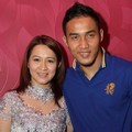 Okie Agustina dan Gunawan Dwi Cahyo Saat Fitting Gaun Pengantin di Eva Bun Wedding Gallery