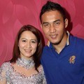 Okie Agustina dan Gunawan Dwi Cahyo Saat Fitting Gaun Pengantin di Eva Bun Wedding Gallery