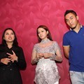 Okie Agustina dan Gunawan Dwi Cahyo Saat Fitting Gaun Pengantin di Eva Bun Wedding Gallery