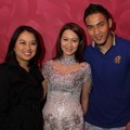 Okie Agustina dan Gunawan Dwi Cahyo Saat Fitting Gaun Pengantin di Eva Bun Wedding Gallery