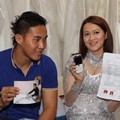 Okie Agustina dan Gunawan Dwi Cahyo Saat Fitting Gaun Pengantin di Eva Bun Wedding Gallery