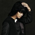 Yoon Shi Yoon Berpose Untuk Majalah Elle