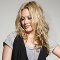 Hilary Duff Berpose Untuk Promo Iklan DKNY Fashion