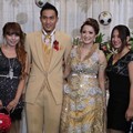 Nadia Vega Berfoto Bersama di Resepsi Pernikahan Okie Agustina dan Gunawan Dwi Cahyo
