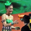 Agnes Monica Menerima Penghargaan Kids' Choice Awards 2012