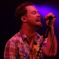 David Cook Menyanyikan 'Champaign Supernova' Saat Konser di Indonesia