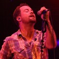 David Cook Menyanyikan 'Champaign Supernova' Saat Konser di Indonesia