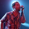 David Cook Menyanyikan 'Champaign Supernova' Saat Konser di Indonesia