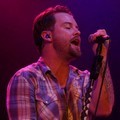 David Cook Menyanyikan 'Champaign Supernova' Saat Konser di Indonesia