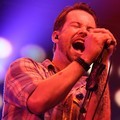 David Cook Menyanyikan 'Fade Into Me' Saat Konser di Indonesia