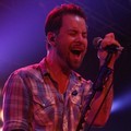 David Cook Menyanyikan 'Fade Into Me' Saat Konser di Indonesia