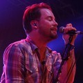 David Cook Menyanyikan 'Fade Into Me' Saat Konser di Indonesia