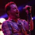 David Cook Menyanyikan 'Fade Into Me' Saat Konser di Indonesia