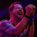 David Cook Menyanyikan 'Fade Into Me' Saat Konser di Indonesia